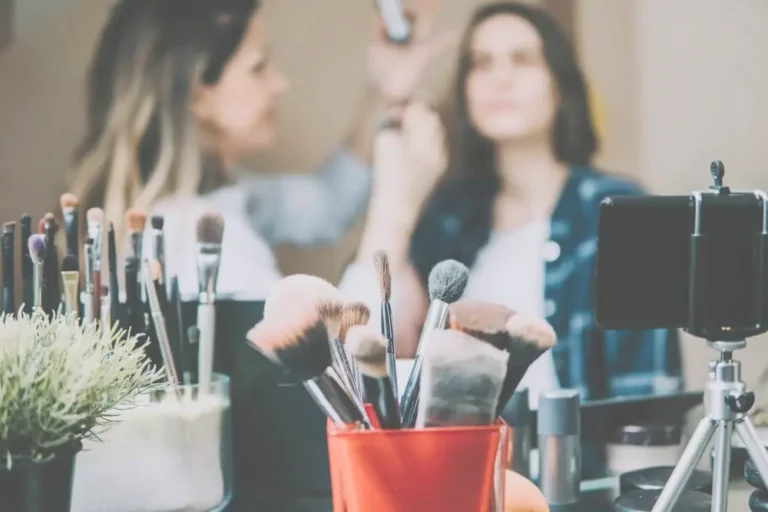 maquilleuse qui maquille son modèle dans les backstages